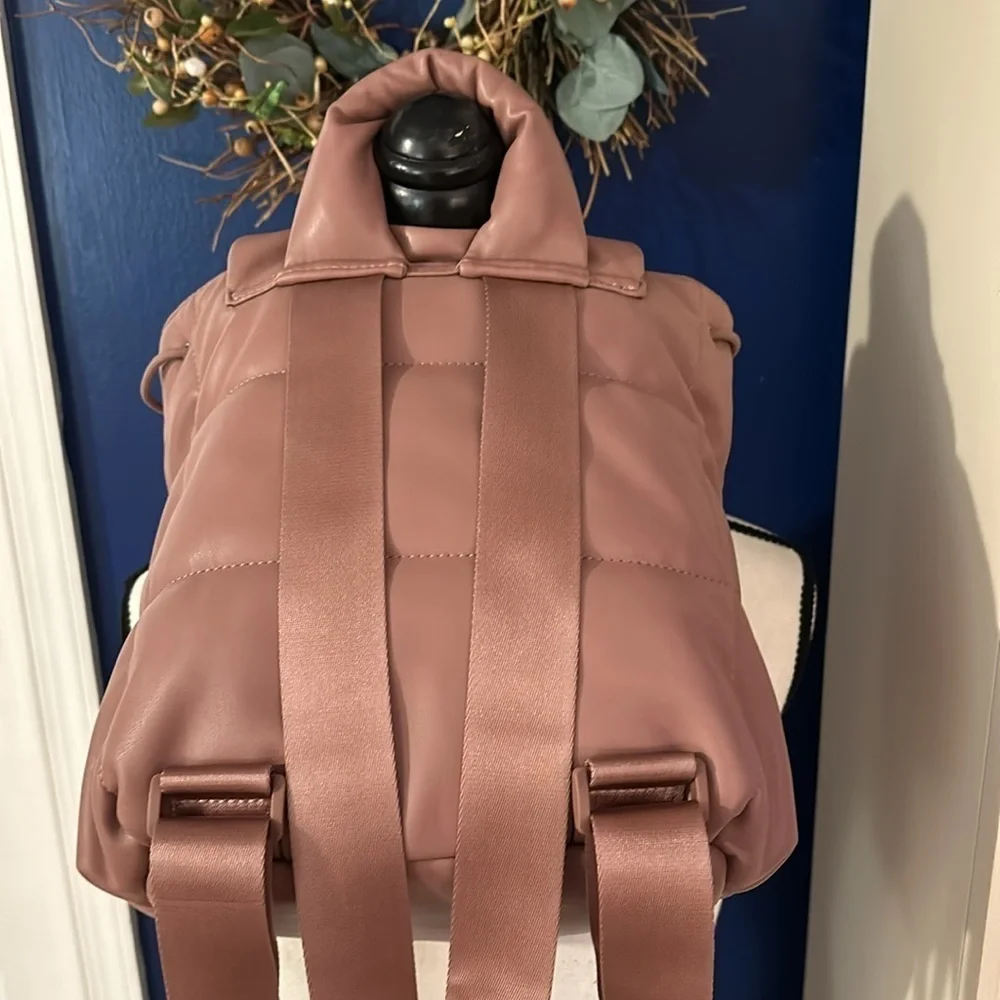 NWOT Women’s Dkny Poppy Faux Leather Quilted Adjustable Strap Backpack
